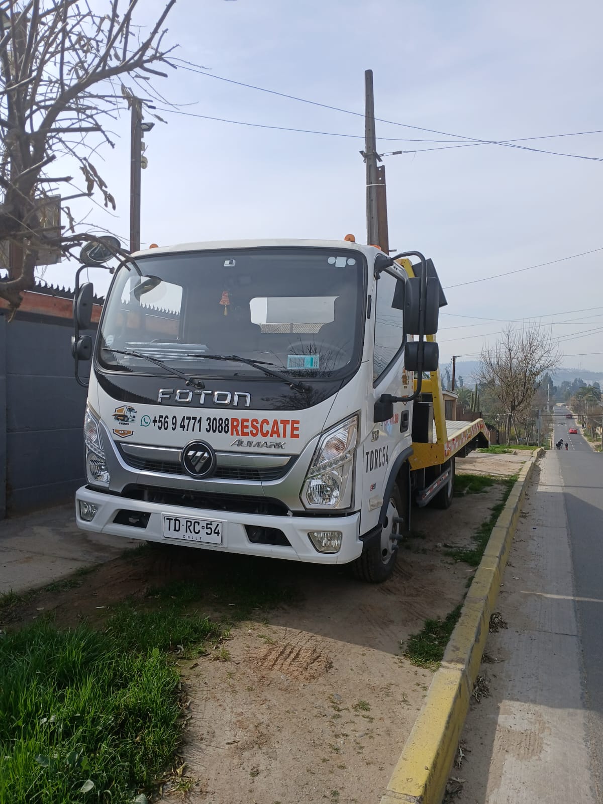 Grúa remolcando vehículo en autopista