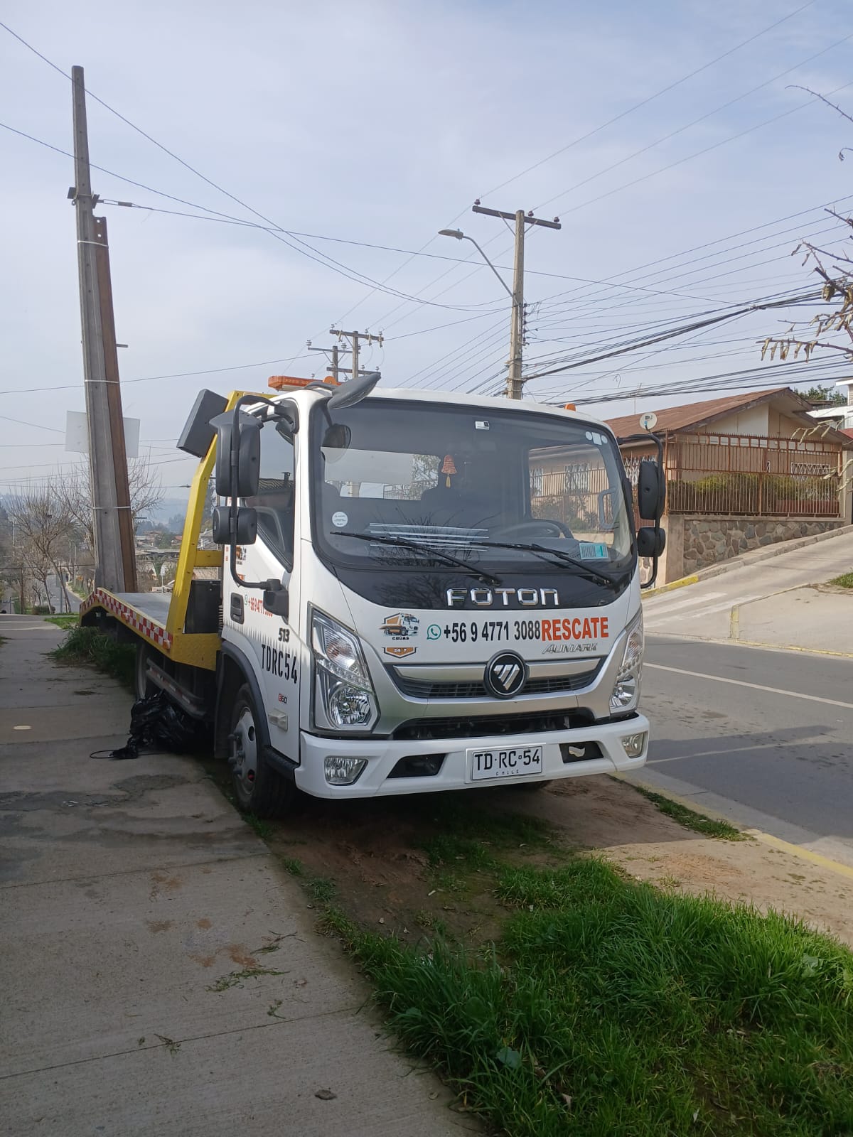 Mecánico revisando vehículo en ruta